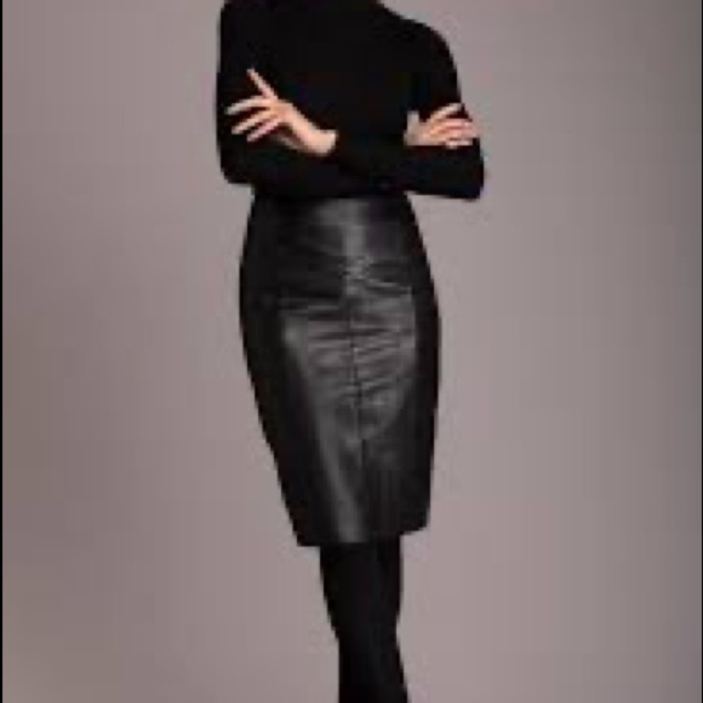 Danier Leather Skirt *slight tear on lining*